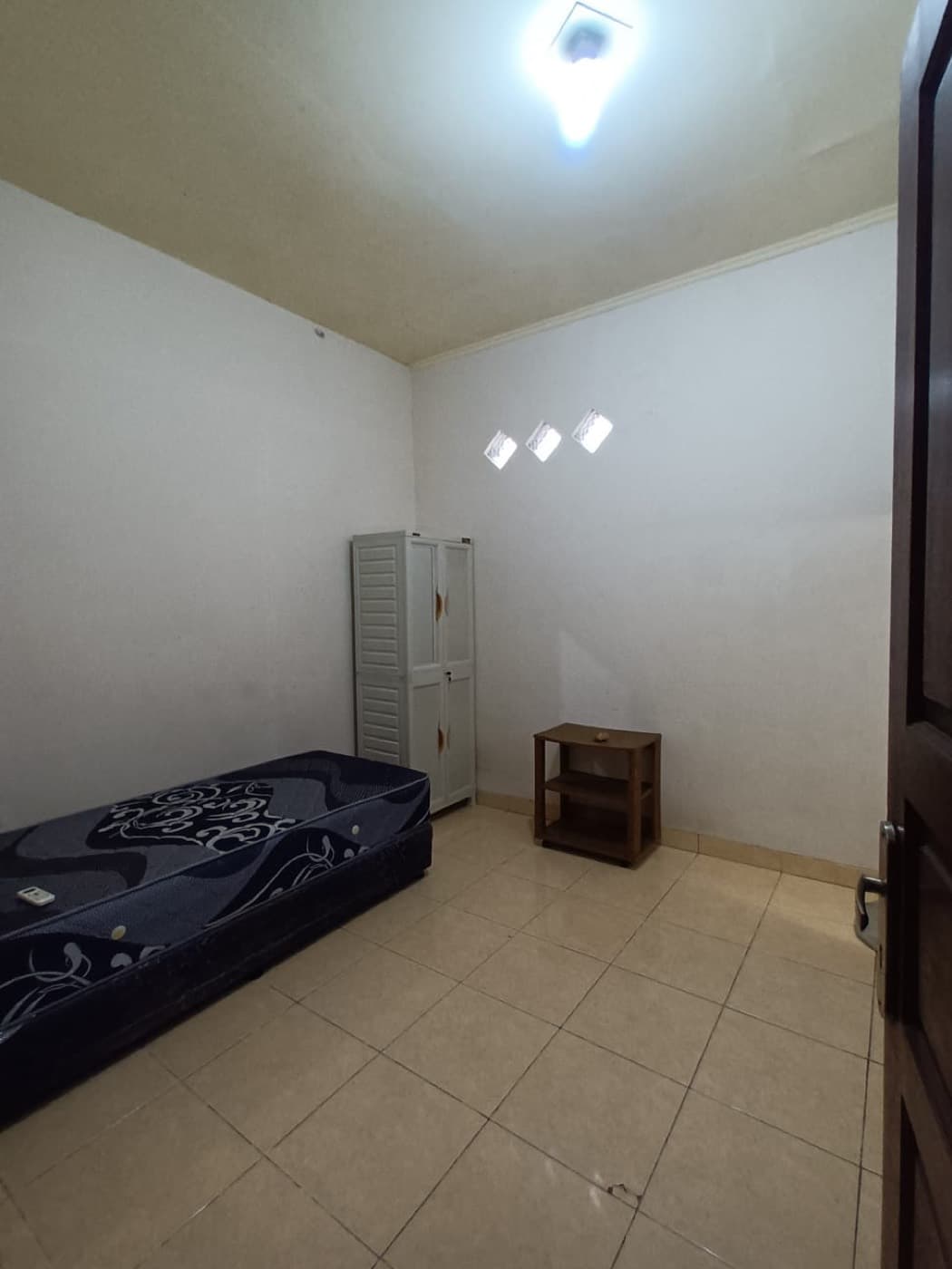 No. 2, No. 2, tampak kamar