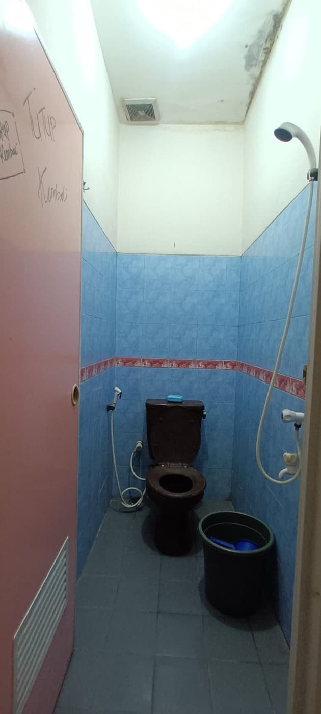 No. 10, No. 10, kamar mandi