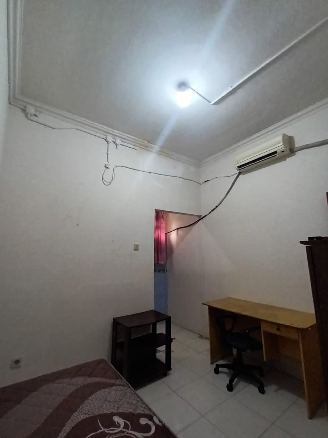 No. 8, No. 8, tampak kamar