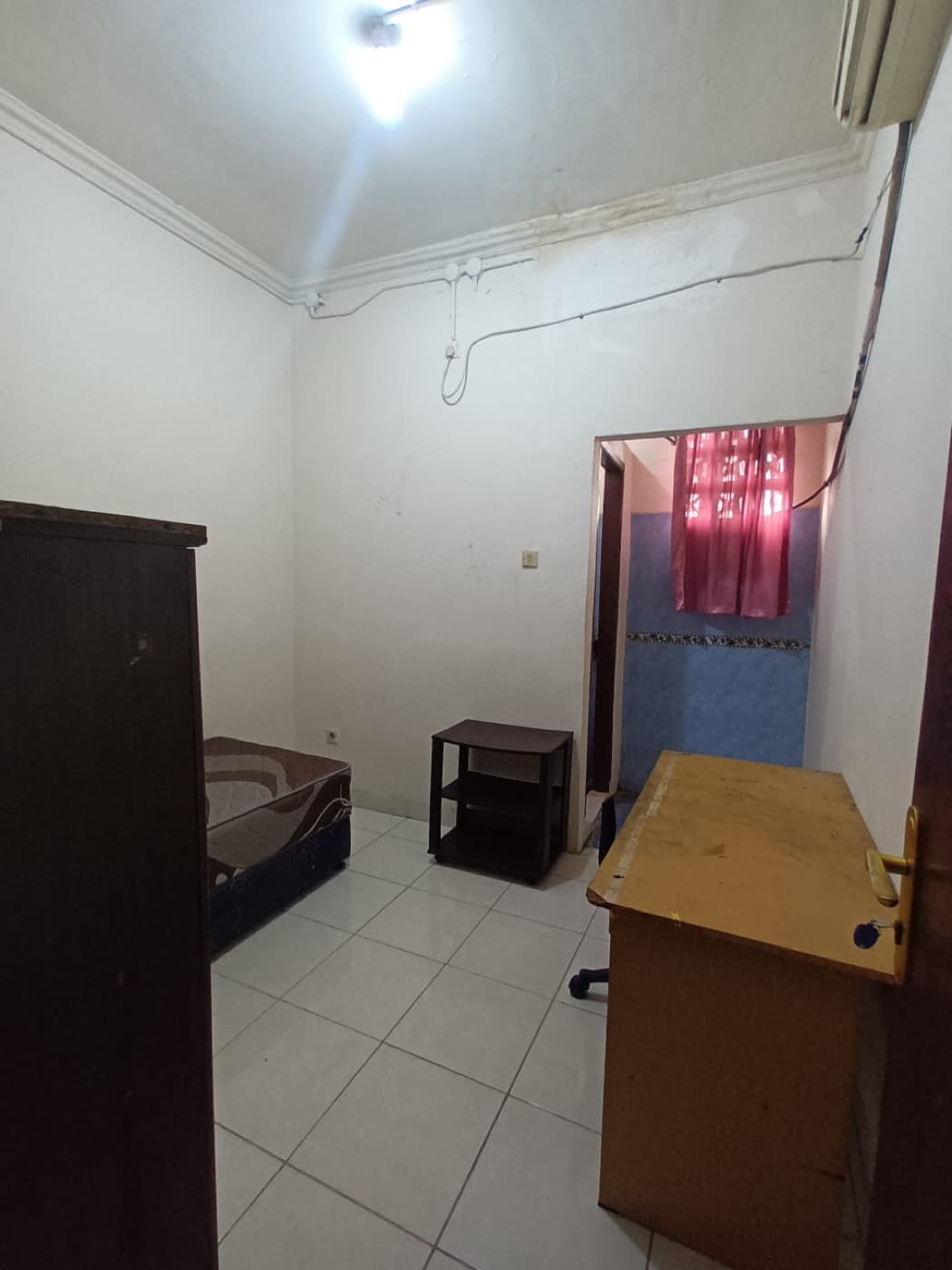 No. 8, No. 8, tampak kamar