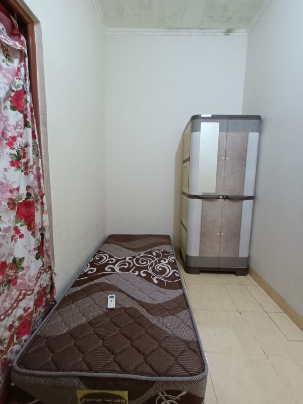 No. 9, No. 9, tampak kamar