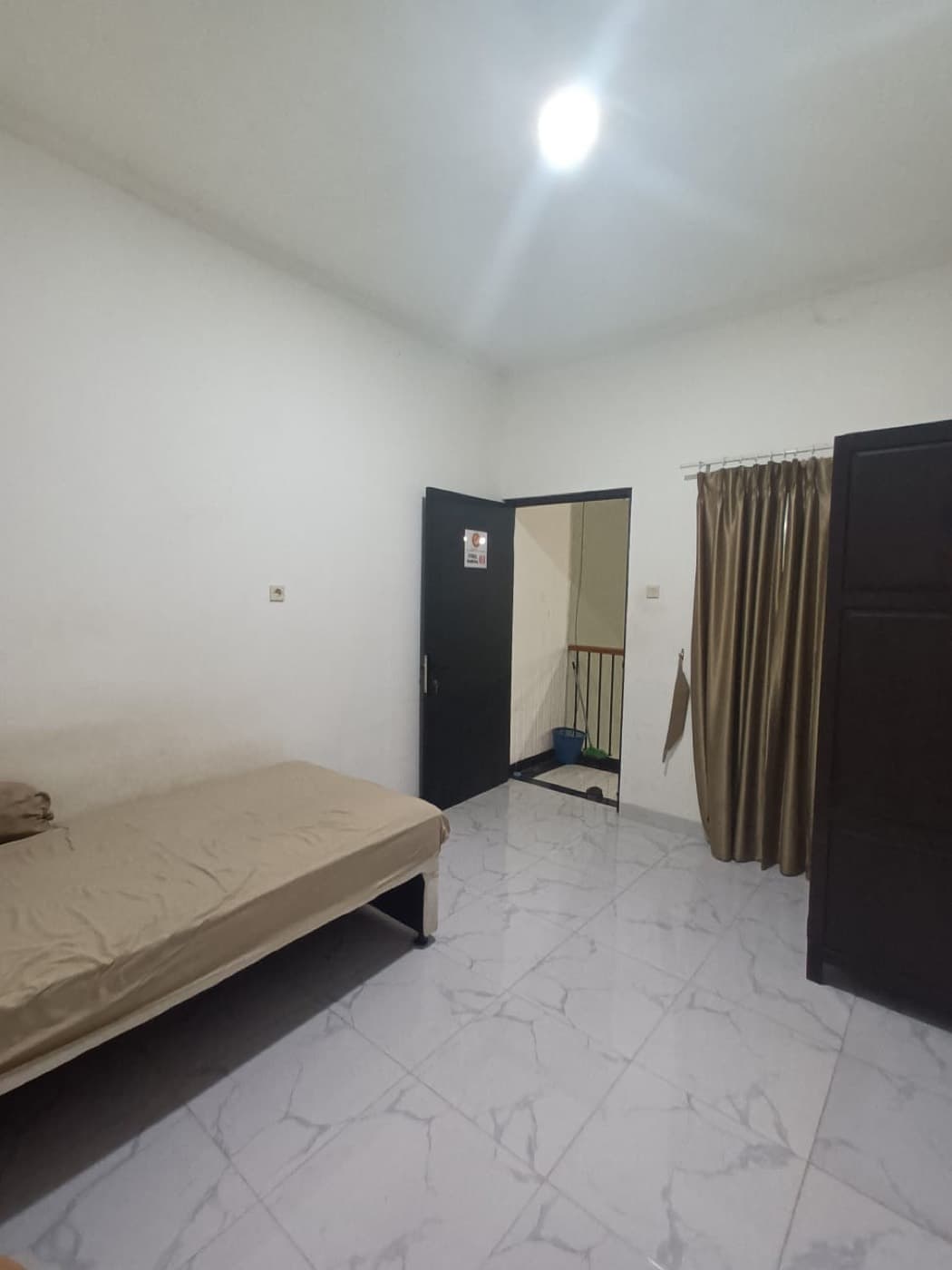 No. 1, No. 1, tampak kamar