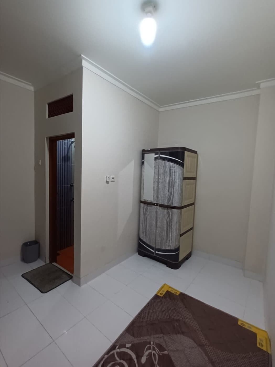 No 06, No 06, tampak kamar