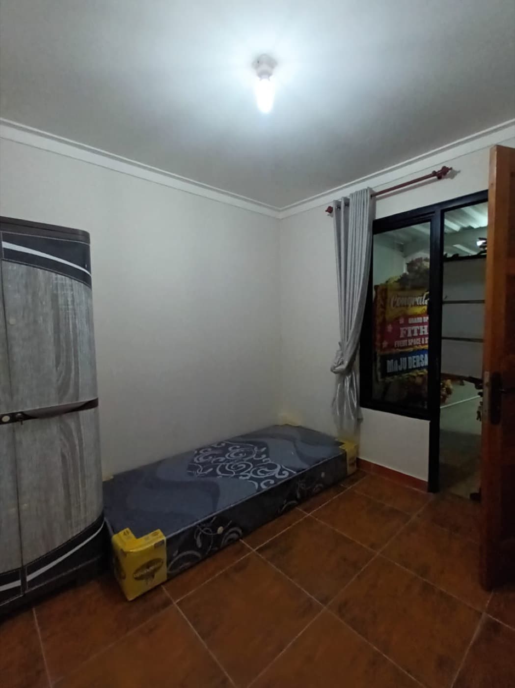 No 01, No 01, tampak kamar