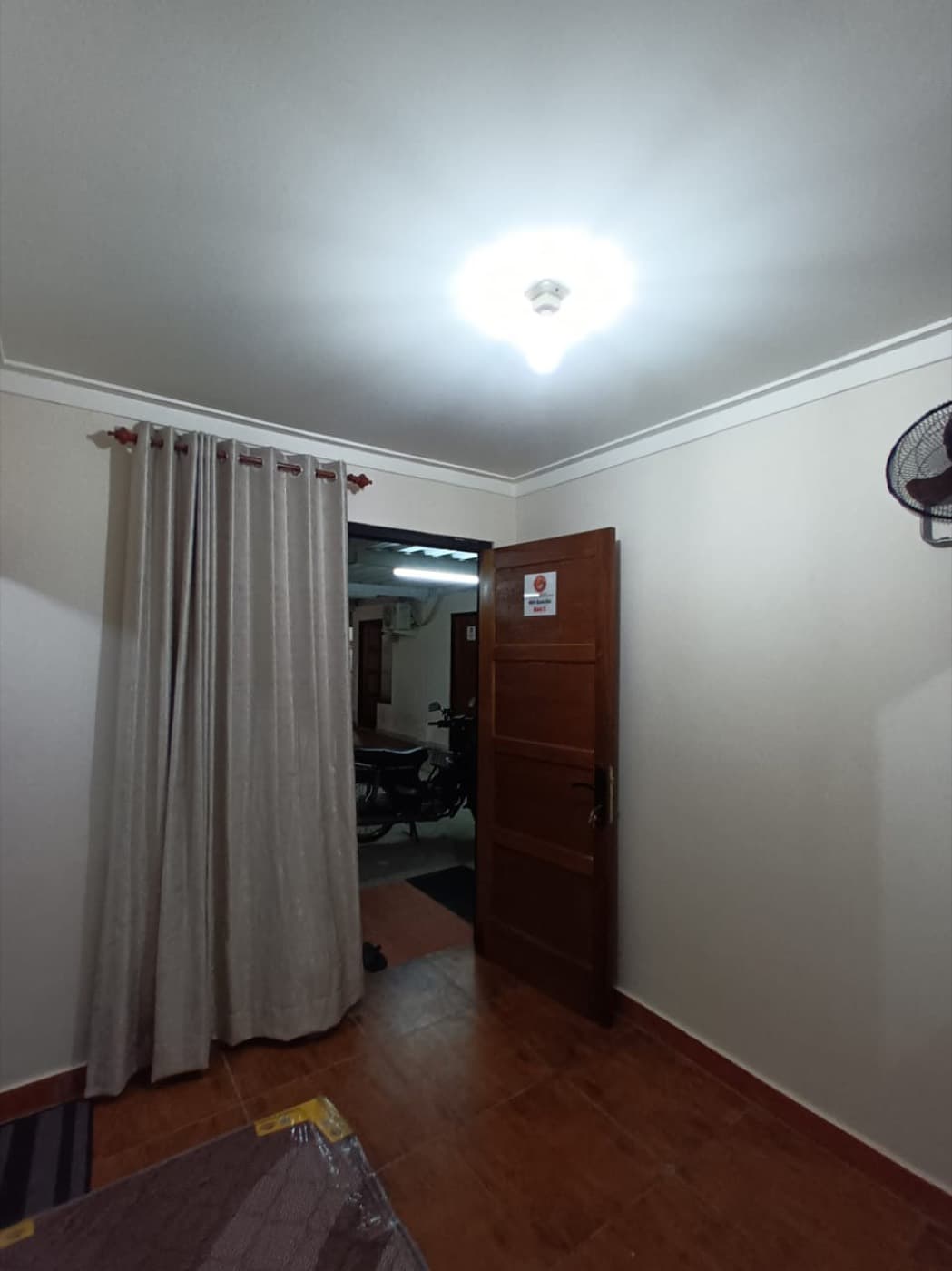No 02, No 02, tampak kamar
