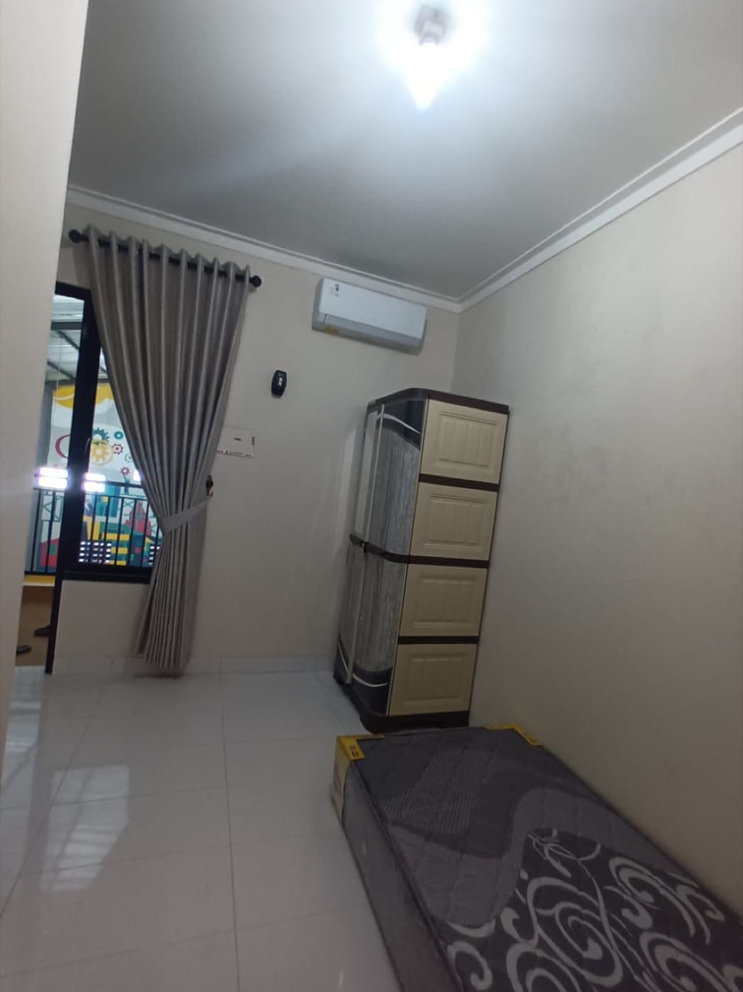 No 08, No 08, tampak kamar