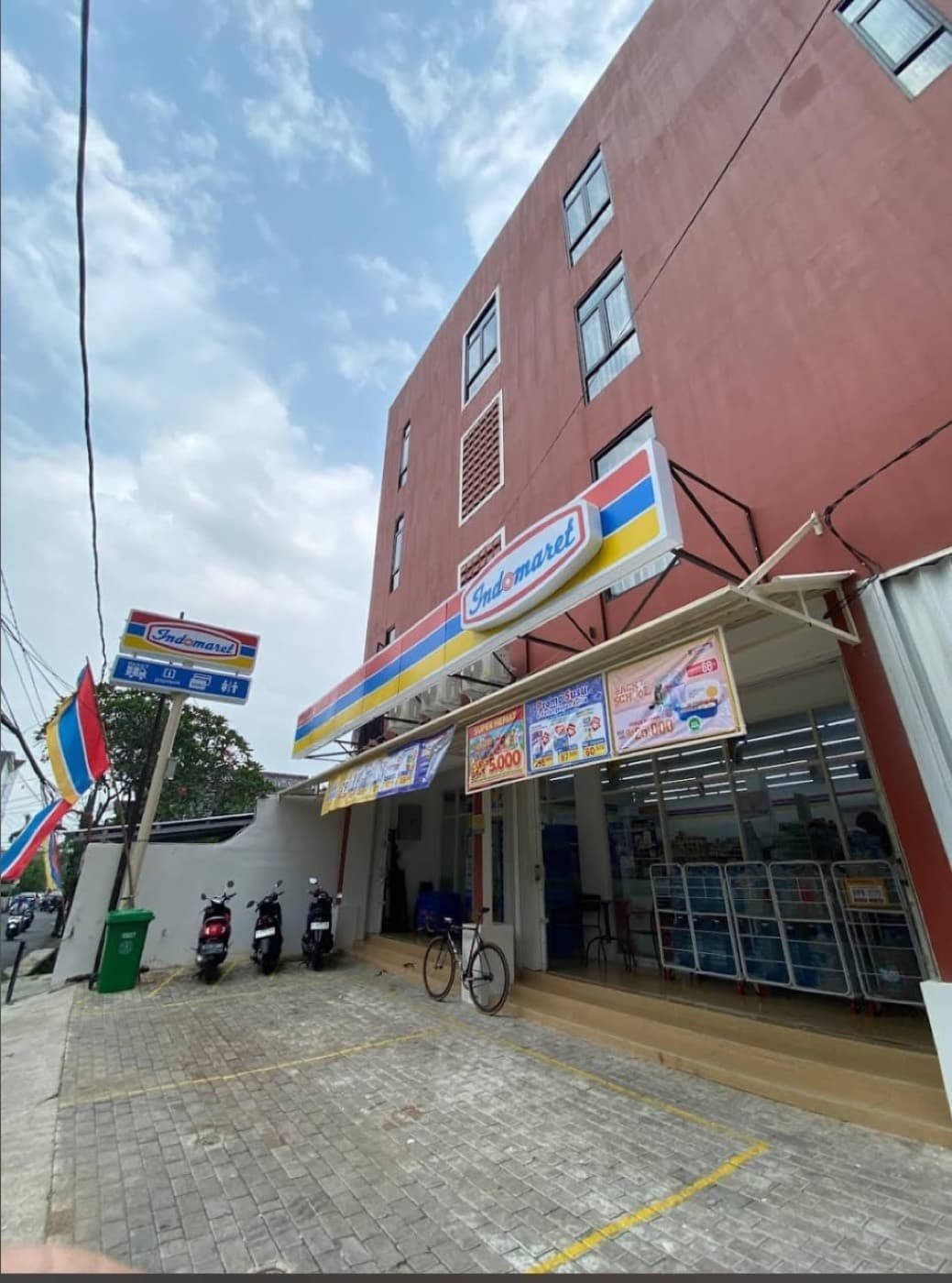 My Hometown Aisyah Commercial, tampak luar